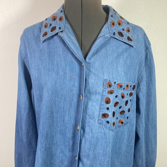 Belle Pointe Top Women Size M Chambray Long Sleeve Button Up Embroidery - Picture 2 of 10
